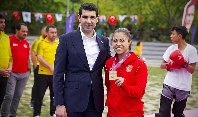 Avcılar Belediye Spor Kulübü'nün genç yıldızı Delal Kadir Yunanistan'da düzenlenen U15 Avrupa Güreş Şampiyonası'ndan altın madalyayla döndü